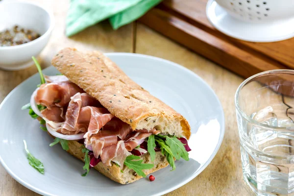 Ham met rucola en radicchio sandwich — Stockfoto