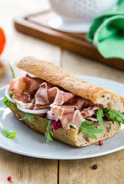 Ham met rucola en radicchio sandwich — Stockfoto