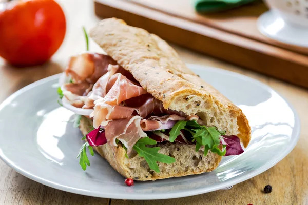 Ham met rucola en radicchio sandwich — Stockfoto