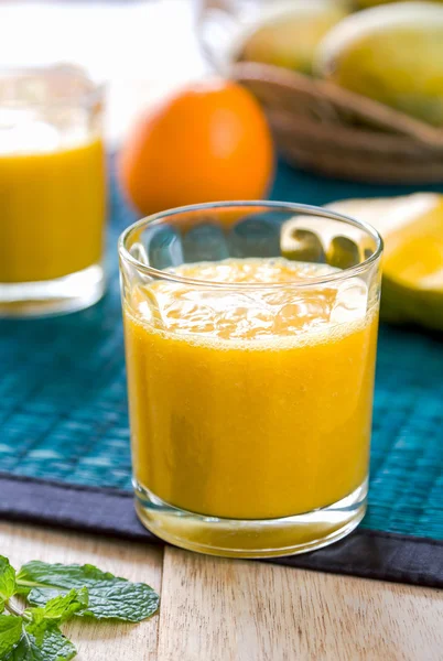 Frullato di mango e arancia — Foto Stock