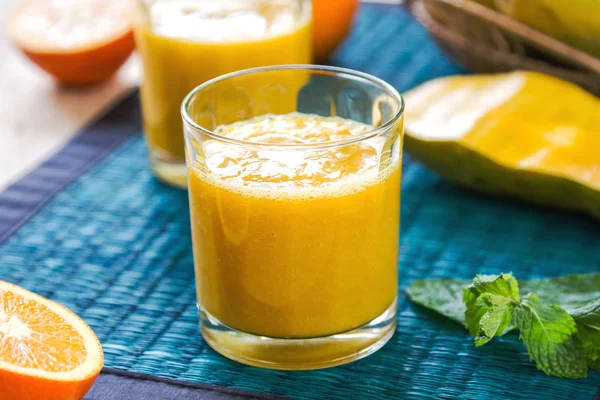 Μάνγκο και πορτοκαλί smoothie — Φωτογραφία Αρχείου