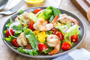 Tatlı Mısır ve roket salata karides