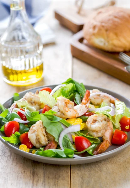 Prawns with sweet corn and rocket salad — Stock Photo, Image