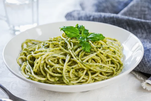 Pesto soslu spagetti — Stok fotoğraf