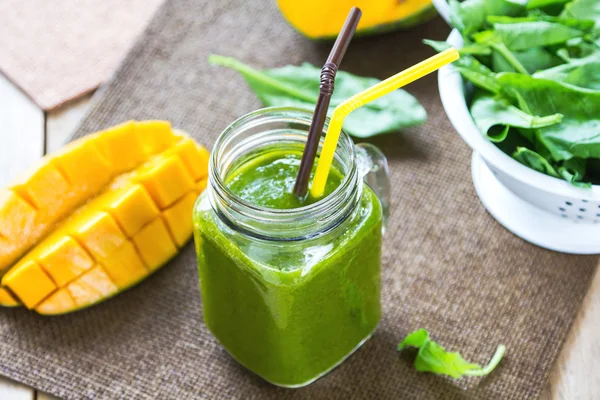 Mango met smoothie van bananen en spinazie — Stockfoto