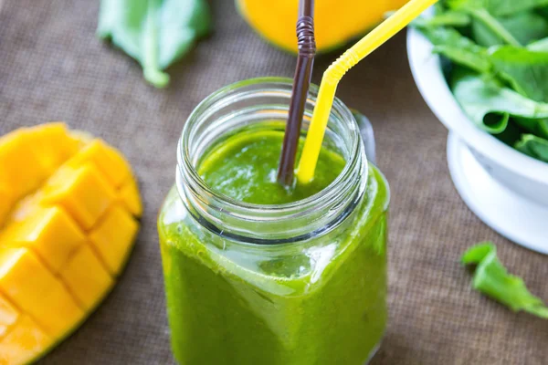 Batido de mango con plátano y espinacas — Foto de Stock