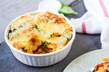 Domates soslu ıspanak pişmiş makarna