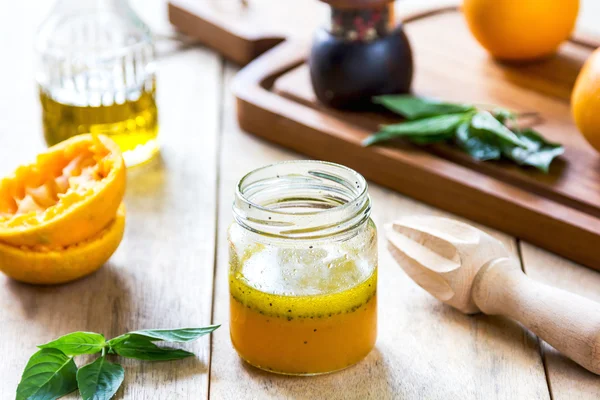 Molho de salada de laranja com semente de papoula — Fotografia de Stock