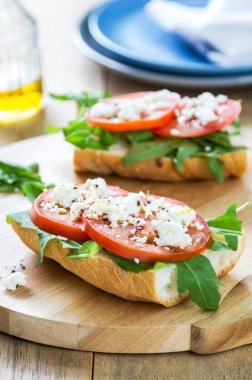 Beyaz peynir domates ve roket sandviç ile