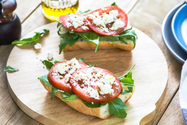 Feta com sanduíche de tomate e foguete — Fotografia de Stock