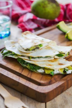  Keçi peyniri ve avokado Quesdilla