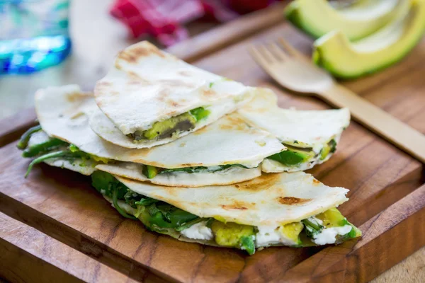 Ziegenkäse und Avocado quesdilla — Stockfoto