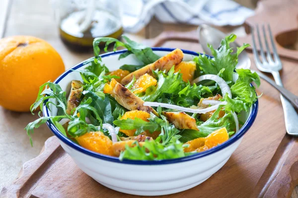 Жареная курица с апельсиновым салатом — стоковое фото