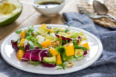 Mango, roka ve cevizli salata avokado