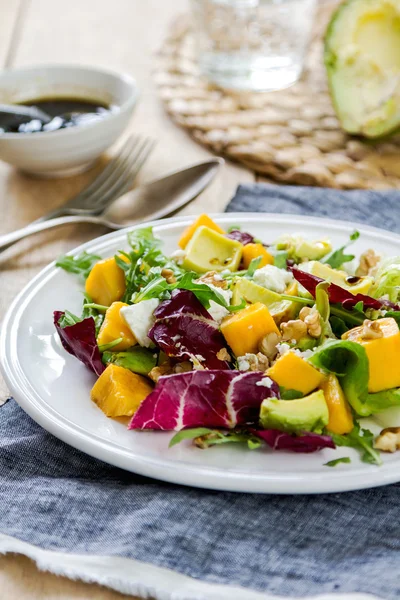 Avocado con insalata di mango, rucola e noci — Foto Stock