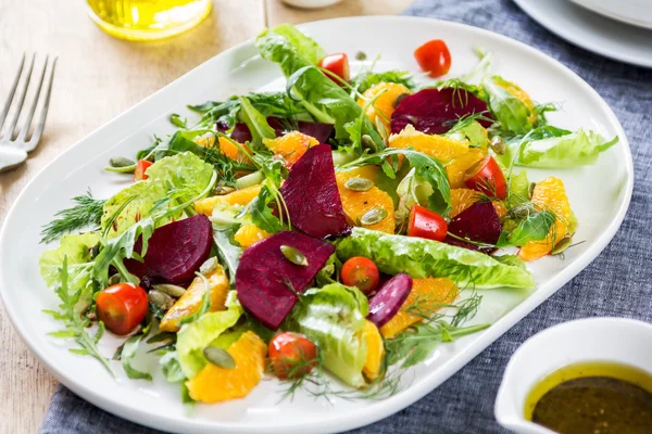 Naranja con ensalada de remolacha —  Fotos de Stock