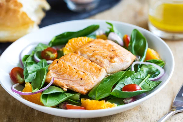 Salmão com salada de laranja e espinafre — Fotografia de Stock