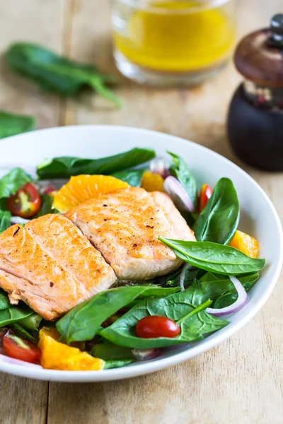 Zalm met oranje en spinazie salade — Stockfoto