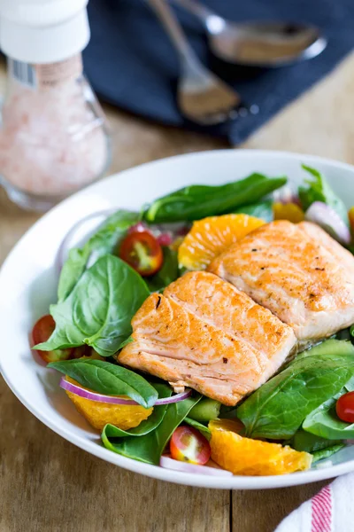 Zalm met oranje en spinazie salade — Stockfoto