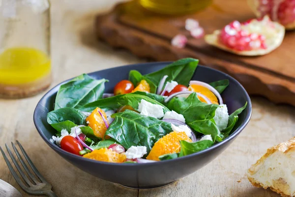 Laranja com espinafre, romã e salada de queijo feta — Fotografia de Stock