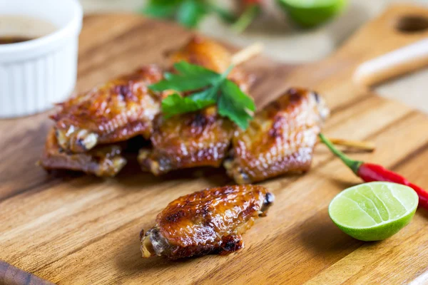 Gegrillte Chicken Wings mit Chilisoße — Stockfoto