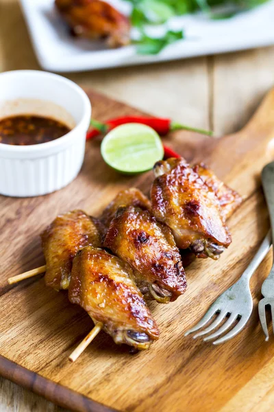 Gegrillte Chicken Wings mit Chilisoße — Stockfoto