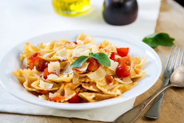 Farfalle con salsa de tomate —  Fotos de Stock