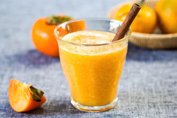 Persimmon avec smoothie orange — Photo