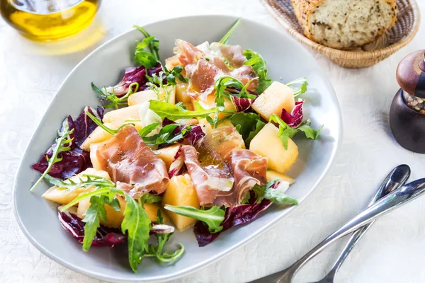 Ham met rucola en meloen salade — Stockfoto
