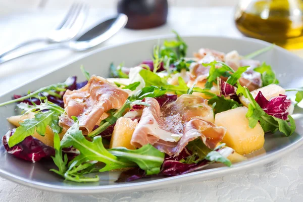 Ham met rucola en meloen salade — Stockfoto