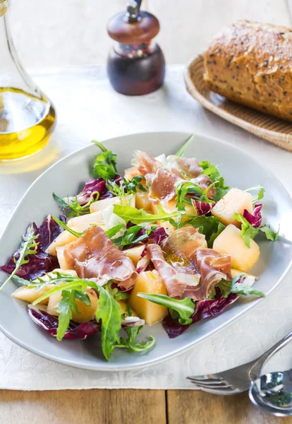 Prosciutto with rocket and cantaloupe salad — Stock Photo, Image