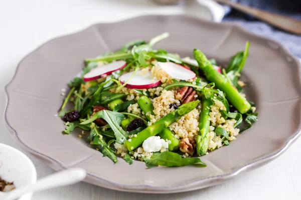 Ouinoa met asperges en Feta salade — Stockfoto