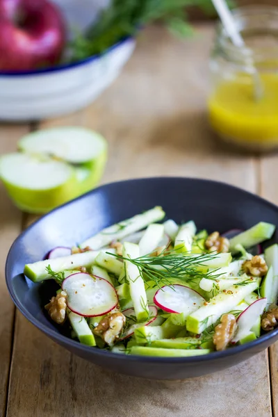 Apfel mit Walnusssalat — Stockfoto