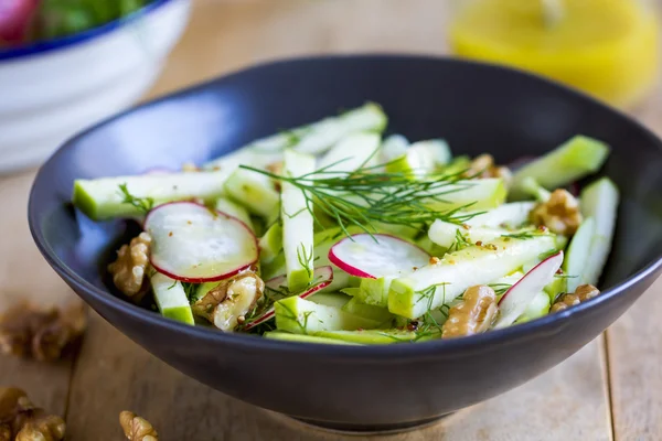 Apfel mit Walnusssalat — Stockfoto