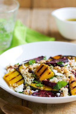 Quinoa ızgara kabak ve kırmızı pancar salatası ile