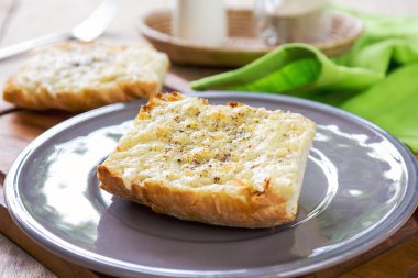 Baget üzerinde eritilmiş Cheddar ve Parmesan peyniri