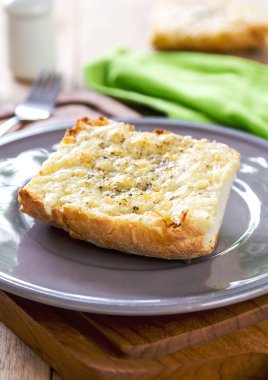 Baget üzerinde eritilmiş Cheddar ve Parmesan peyniri