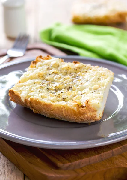 Baget üzerinde eritilmiş Cheddar ve Parmesan peyniri — Stok fotoğraf