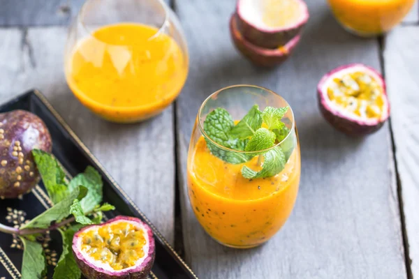 Mango med passion fruktsmoothie — Stockfoto