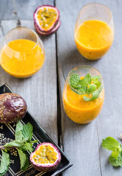 Mango i Passion fruit smoothie — Zdjęcie stockowe