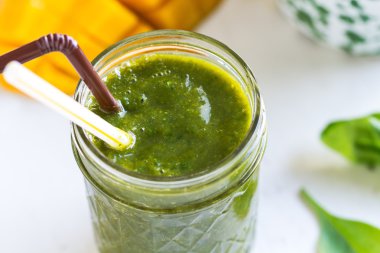 Ispanak ve zencefil güler yüzlü ile mango