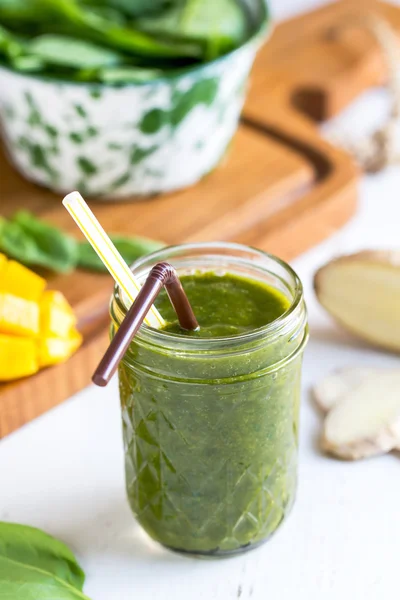 Mango con spinaci e frullato allo zenzero — Foto Stock