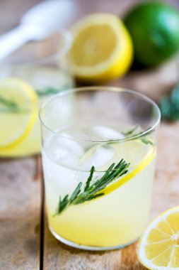 Rosemary ile limonata 