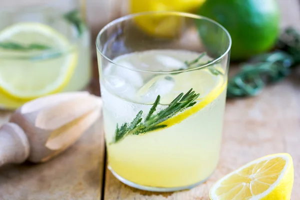 Limonade mit Rosmarin — Stockfoto