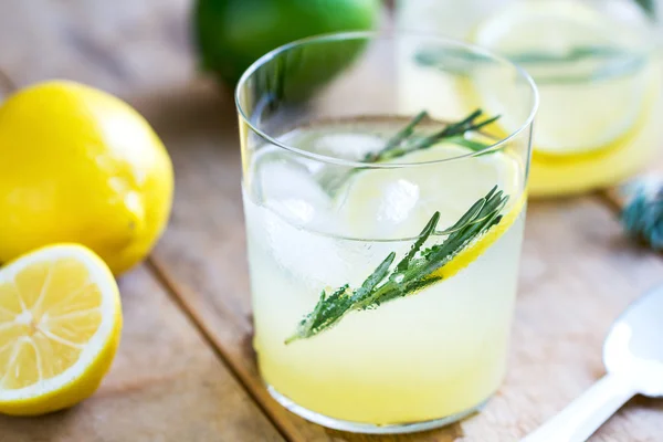 Limonade mit Rosmarin — Stockfoto