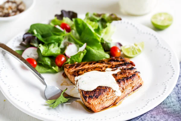 Glasierter Lachs mit Salat — Stockfoto