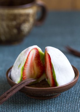 Daifuku çilek ve yeşil çay doldurma ile