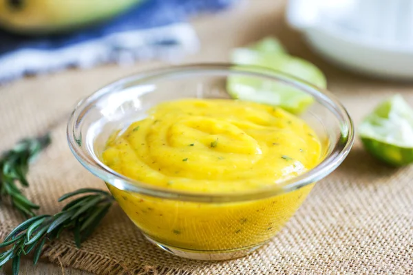 Salatdressing mit Mango — Stockfoto