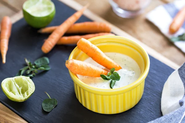 Zanahorias bebé con salsa de yogur griego — Foto de Stock