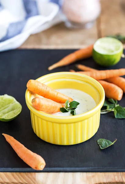 Baby carrots with Greek yogurt dip — Stock Photo, Image